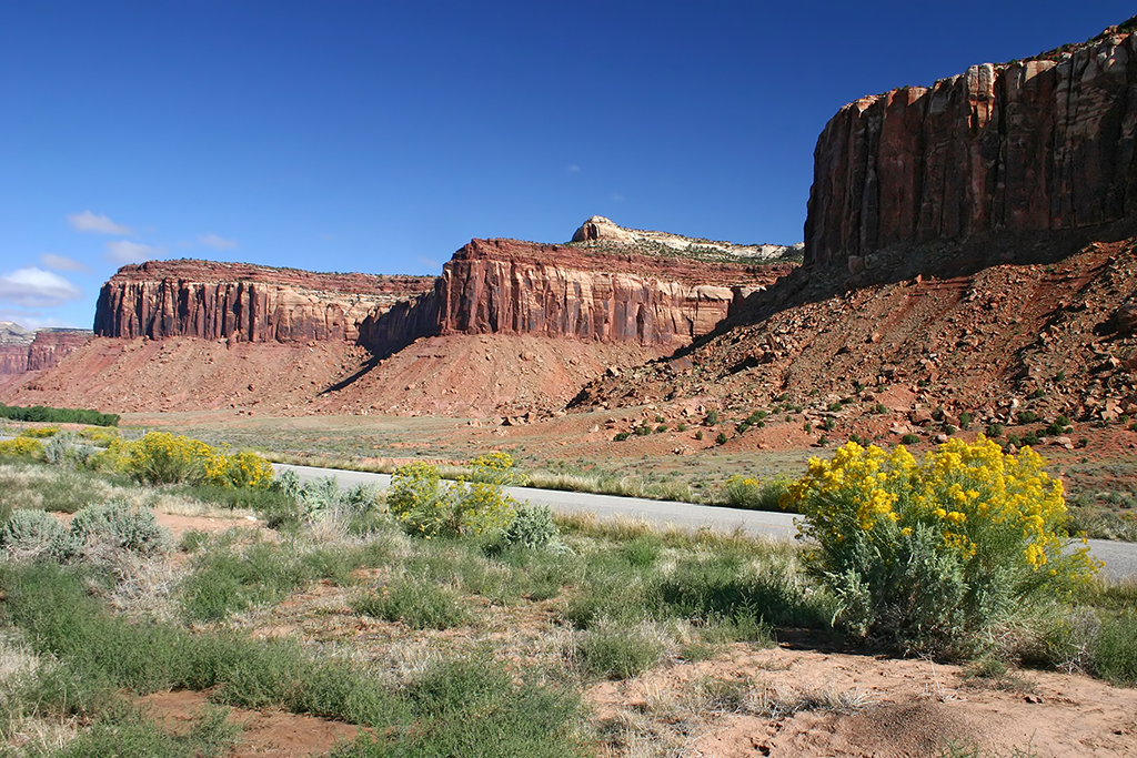 IMG_2013.JPG - on the way to the Canyonlands National Park