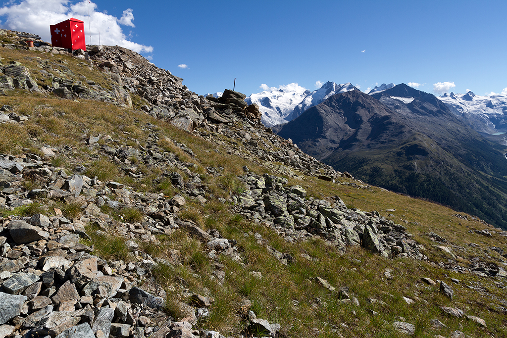 Engadin_Tag_1_31.jpg - Outhouse der Segantinihütte