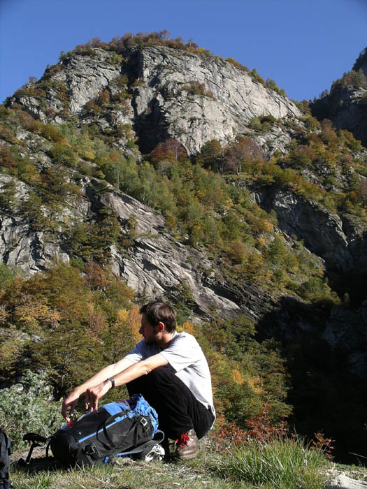 IMGP7966 Tessin, Val Bavona. Attempting the ''Monti della Bedu'', small houses on the top of the rock wall