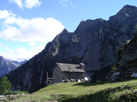 IMGP5116 One of the countless old houses on the Alps