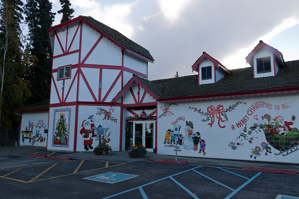 IMG_199.jpg - Santa Claus House in North Pole, Alaska